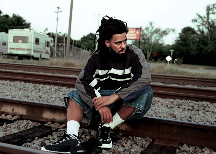 J. Cole live auf der Bühne während eines Hip-Hop-Konzerts