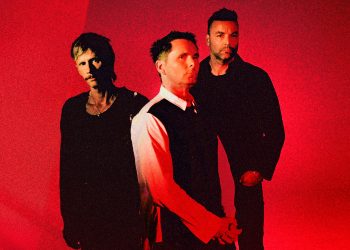Muse live auf der Bühne bei einer spektakulären Rockshow mit Licht- und Bühneneffekten