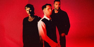 Muse live auf der Bühne bei einer spektakulären Rockshow mit Licht- und Bühneneffekten