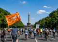 ADFC-Sternfahrt 2026 in Berlin mit Radfahrern auf breiten Straßen Richtung Großer Stern und Siegessäule