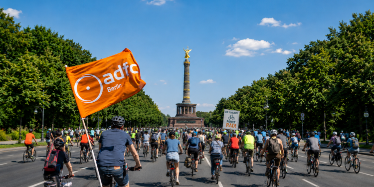 ADFC-Sternfahrt 2026 in Berlin mit Radfahrern auf breiten Straßen Richtung Großer Stern und Siegessäule