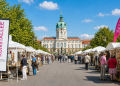 Berliner Kunstallee 2026 auf der Schloßstraße in Charlottenburg mit Kunsthandwerk und Open-Air-Galerie vor Schloss Charlottenburg