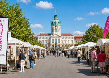 Berliner Kunstallee 2026 auf der Schloßstraße in Charlottenburg mit Kunsthandwerk und Open-Air-Galerie vor Schloss Charlottenburg