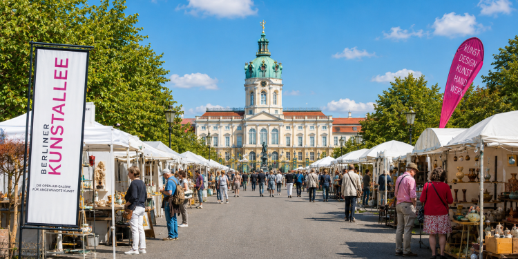 Berliner Kunstallee 2026 auf der Schloßstraße in Charlottenburg mit Kunsthandwerk und Open-Air-Galerie vor Schloss Charlottenburg