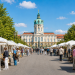 Berliner Kunstallee 2026 auf der Schloßstraße in Charlottenburg mit Kunsthandwerk und Open-Air-Galerie vor Schloss Charlottenburg