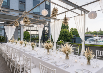 Weiße Dinner-Tafel auf der Terrasse des NYX Hotel Berlin Köpenick