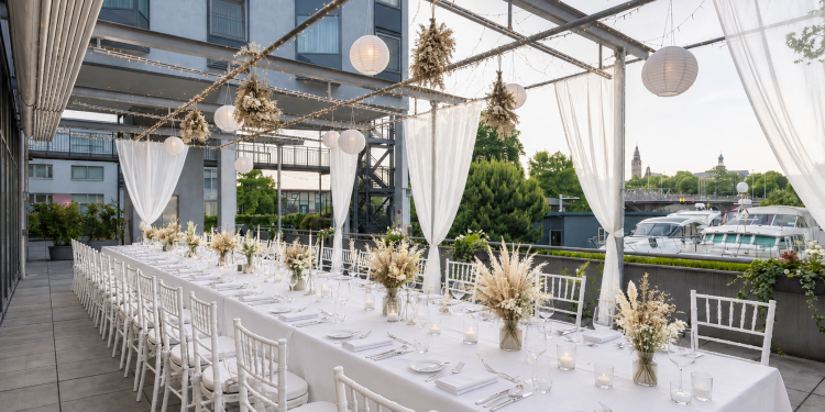 Weiße Dinner-Tafel auf der Terrasse des NYX Hotel Berlin Köpenick