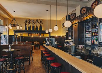 Kuchel Eck am Ludwigkirchplatz in Berlin-Wilmersdorf nach der Wiedereröffnung mit traditioneller Eckkneipen-Atmosphäre