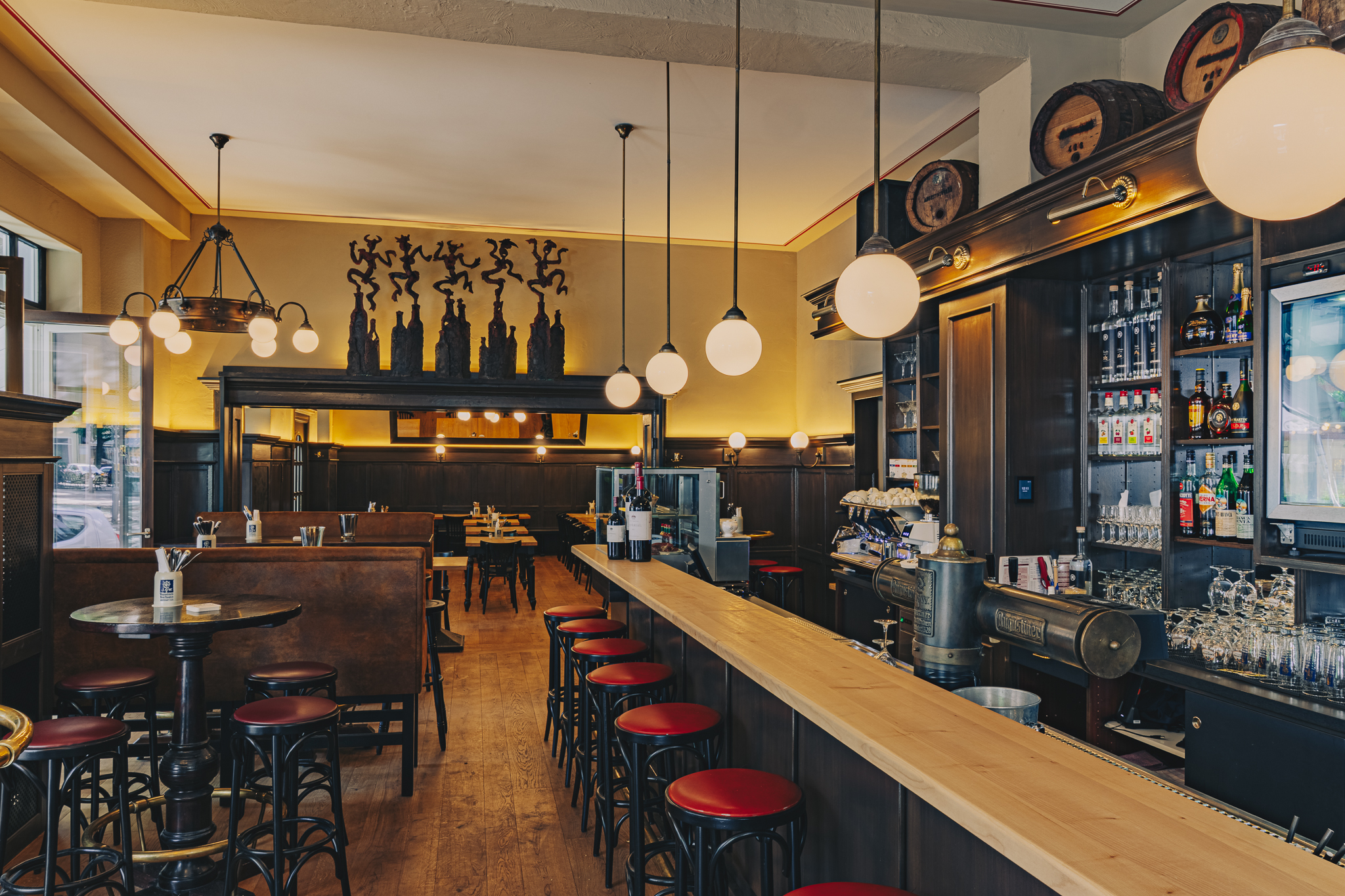 Kuchel Eck am Ludwigkirchplatz in Berlin-Wilmersdorf nach der Wiedereröffnung mit traditioneller Eckkneipen-Atmosphäre