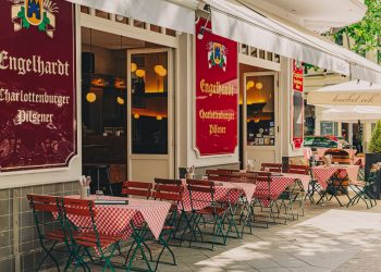 Kuchel Eck am Ludwigkirchplatz in Berlin-Wilmersdorf nach der Wiedereröffnung mit traditioneller Eckkneipen-Atmosphäre