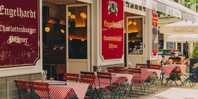 Kuchel Eck am Ludwigkirchplatz in Berlin-Wilmersdorf nach der Wiedereröffnung mit traditioneller Eckkneipen-Atmosphäre