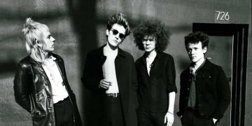 Brigitte Calls Me Baby live in Berlin 2026 im Huxleys Neue Welt mit Alternative-Rock-Atmosphäre, Bühne, Publikum und Konzertlicht