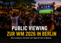 Public Viewing zur Fußball-WM 2026 in einem Berliner Biergarten mit großer Leinwand, Deutschland-Fans, Fahnen und sommerlicher Abendstimmung
