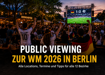 Public Viewing zur Fußball-WM 2026 in einem Berliner Biergarten mit großer Leinwand, Deutschland-Fans, Fahnen und sommerlicher Abendstimmung
