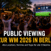 Public Viewing zur Fußball-WM 2026 in einem Berliner Biergarten mit großer Leinwand, Deutschland-Fans, Fahnen und sommerlicher Abendstimmung