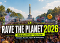 Rave The Planet Parade 2026 in Berlin auf der Straße des 17. Juni mit Floats, Techno, Raver-Crowd und Brandenburger Tor