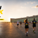 Läufer beim Saucony BLN 10K 2026 vor den Hangars des Flughafens Tempelhof