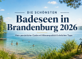 Klarer Badesee in Brandenburg mit bewaldetem Ufer, Badegästen, Sandstrand und Fahrrad am See
