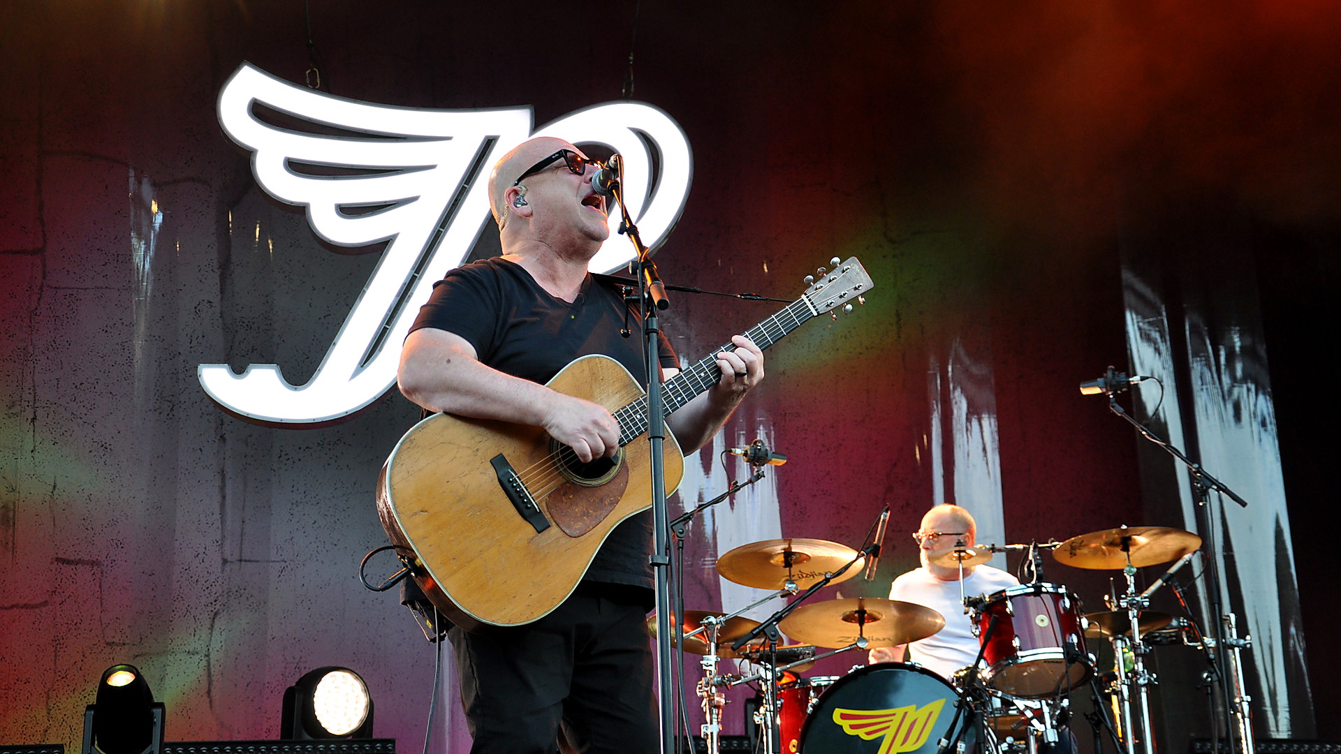 Black Francis singt und spielt Akustikgitarre beim Pixies-Konzert in Berlin, David Lovering sitzt am Schlagzeug