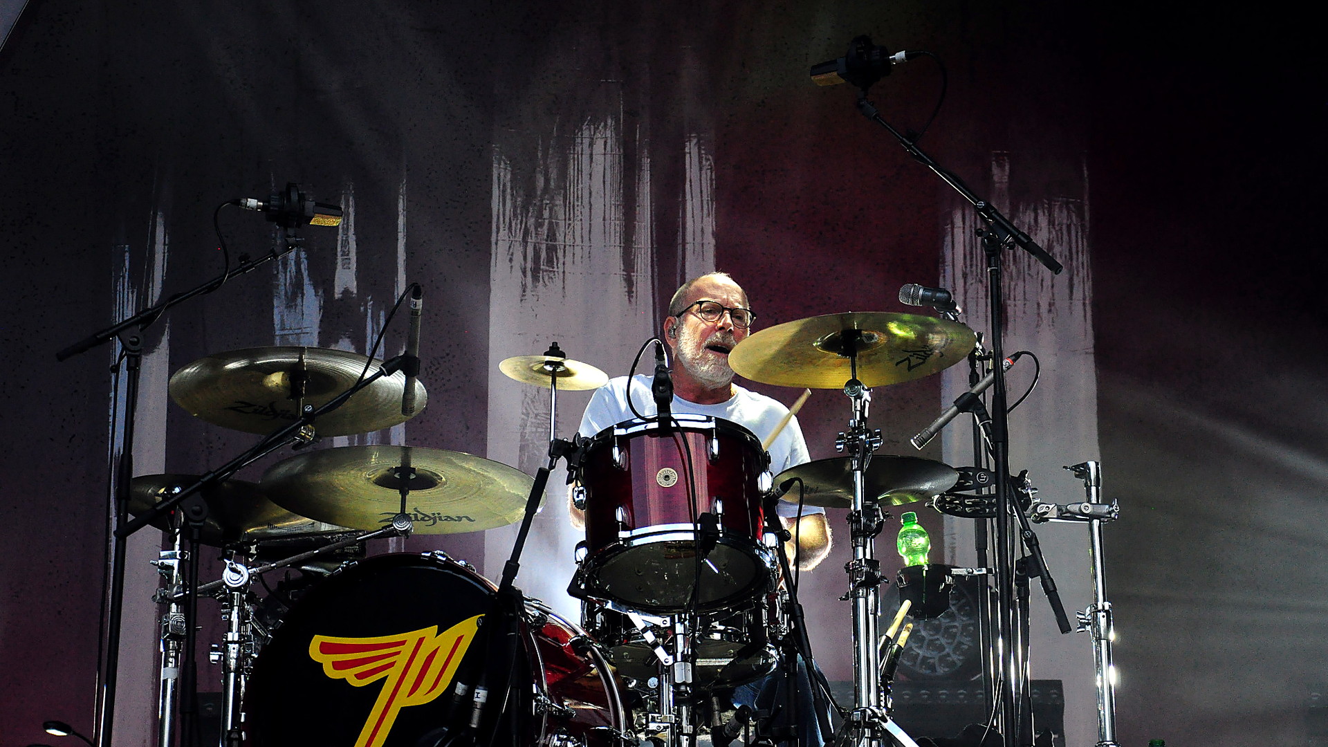 Pixies-Schlagzeuger David Lovering spielt bei einem Konzert in Berlin