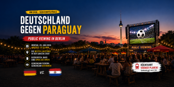 Public Viewing in Berlin zu Deutschland gegen Paraguay mit Fußballfans, Großleinwand und Berliner Fernsehturm