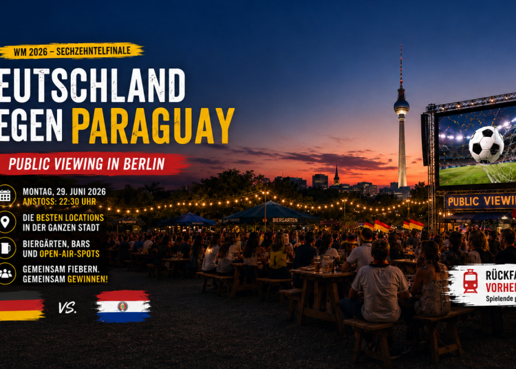 Public Viewing in Berlin zu Deutschland gegen Paraguay mit Fußballfans, Großleinwand und Berliner Fernsehturm