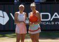 Linda Noskova und Ekaterina Alexandrova nach ihrem Doppelsieg bei den Berlin Tennis Open 2026 im Steffi-Graf-Stadion