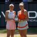 Linda Noskova und Ekaterina Alexandrova nach ihrem Doppelsieg bei den Berlin Tennis Open 2026 im Steffi-Graf-Stadion