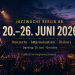 Jazzmusiker mit Saxofon, Klavier, Kontrabass und Schlagzeug vor der Berliner Skyline zur Jazzwoche Berlin 2026