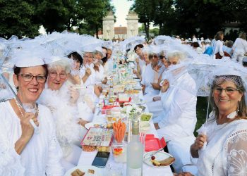Picknick in Weiß Oranienburg 2026 mit festlich gedeckten Tafeln und weiß gekleideten Gästen im Schlosspark