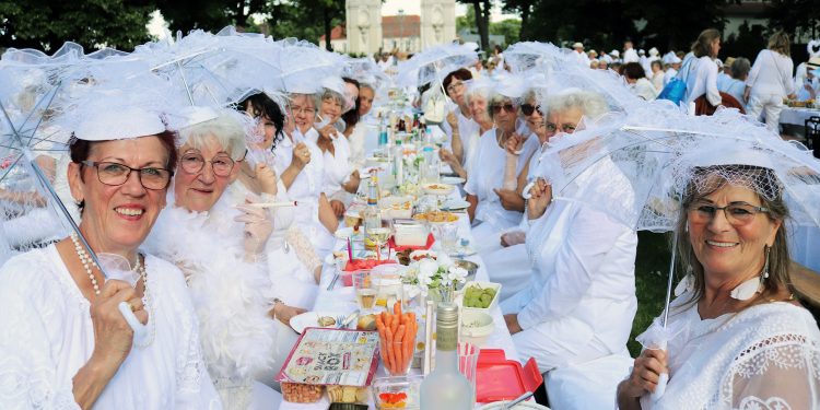 Picknick in Weiß Oranienburg 2026 mit festlich gedeckten Tafeln und weiß gekleideten Gästen im Schlosspark