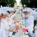 Picknick in Weiß Oranienburg 2026 mit festlich gedeckten Tafeln und weiß gekleideten Gästen im Schlosspark