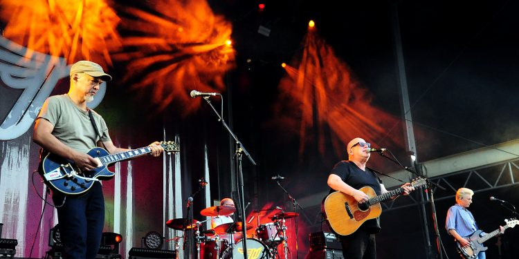 Pixies bei einem Konzert in Berlin mit Black Francis, Joey Santiago, Emma Richardson und David Lovering auf der Bühne
