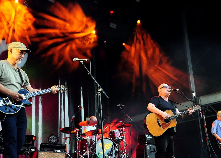 Pixies bei einem Konzert in Berlin mit Black Francis, Joey Santiago, Emma Richardson und David Lovering auf der Bühne