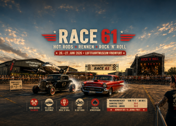 Hot Rods und historische US-Cars beim Race 61 Finowfurt 2026 vor Flugzeugen und einer Rock-’n’-Roll-Bühne im Luftfahrtmuseum