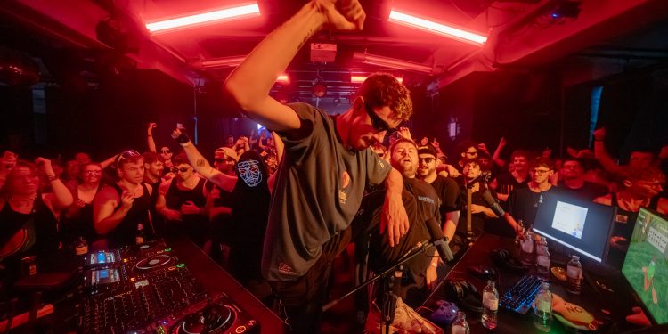 Maximilian „HandOfBlood“ Knabe kündigt den Techno Freitag 2027 in der Arena Berlin an