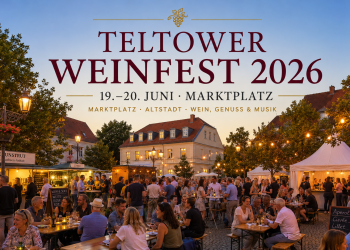 Belebter Teltower Marktplatz mit Weinständen, Festzeltgarnituren und warm beleuchteter Altstadtkulisse beim Weinfest 2026