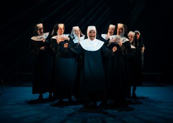 Sister Act Musical 2026 mit Ensemble und Nonnenchor auf der Bühne