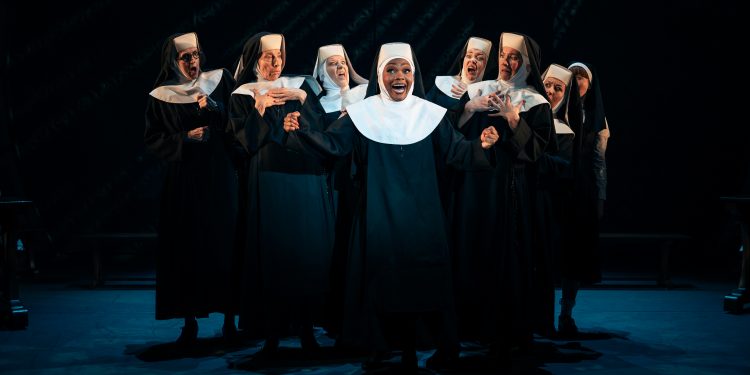 Sister Act Musical 2026 mit Ensemble und Nonnenchor auf der Bühne