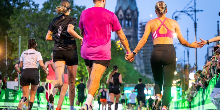 Läufer bei der adidas Runners City Night 2026 auf dem Kurfürstendamm in Berlin