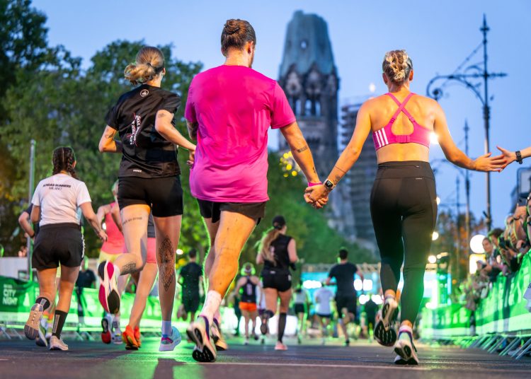 Läufer bei der adidas Runners City Night 2026 auf dem Kurfürstendamm in Berlin
