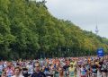 Läufer beim BMW Berlin-Marathon 2026 auf dem Weg durch das Brandenburger Tor