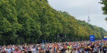 Läufer beim BMW Berlin-Marathon 2026 auf dem Weg durch das Brandenburger Tor
