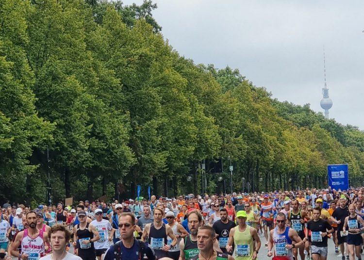 Läufer beim BMW Berlin-Marathon 2026 auf dem Weg durch das Brandenburger Tor