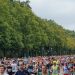 Läufer beim BMW Berlin-Marathon 2026 auf dem Weg durch das Brandenburger Tor