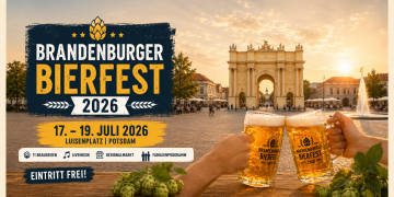 Brandenburger Bierfest 2026 auf dem Luisenplatz in Potsdam mit Biergläsern, Publikum und dem Brandenburger Tor
