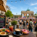 CSD Berlin 2026 Gastro-Guide mit Café, Essen, Regenbogenfahnen und Brandenburger Tor