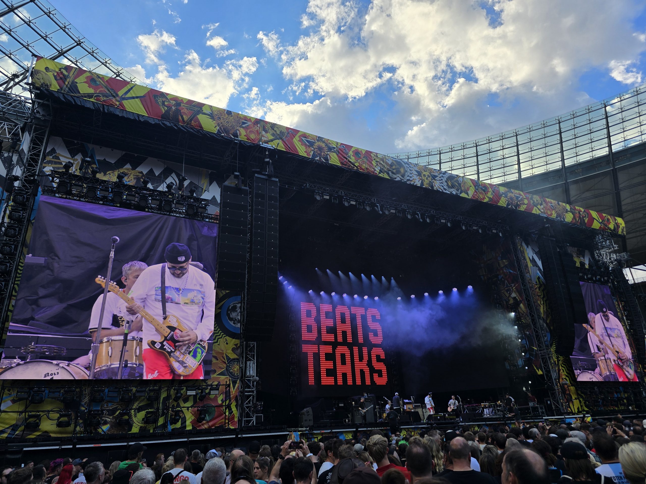 Konzert der Toten Hosen 2026 im ausverkauften Berliner Olympiastadion mit großer Bühne und jubelndem Publikum