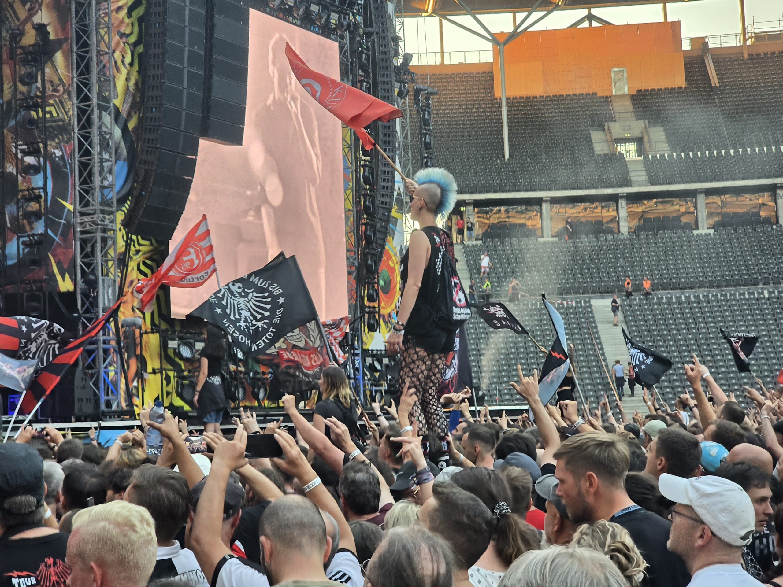 Konzert der Toten Hosen 2026 im ausverkauften Berliner Olympiastadion mit großer Bühne und jubelndem Publikum