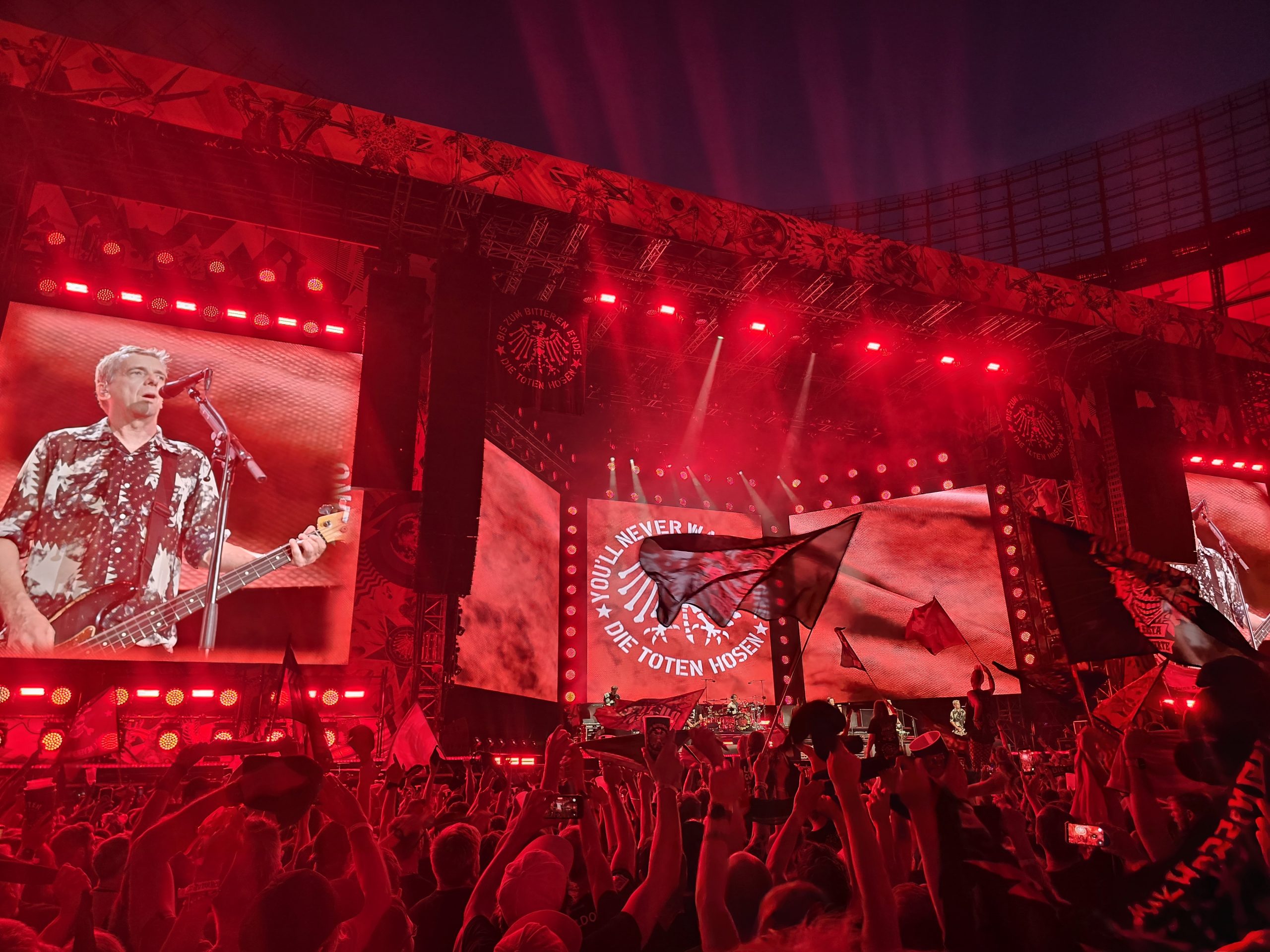 Konzert der Toten Hosen 2026 im ausverkauften Berliner Olympiastadion mit großer Bühne und jubelndem Publikum